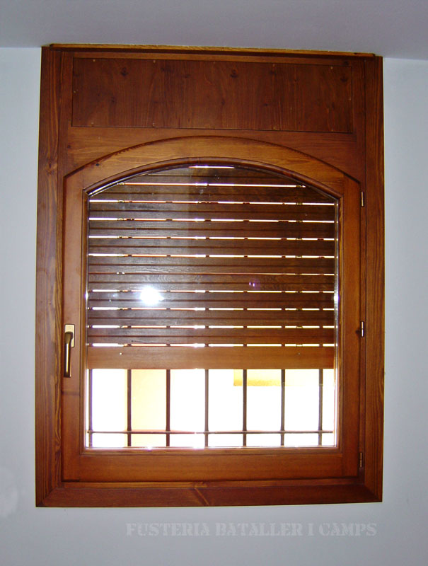 Finestra amb persiana de fusta de pi amb color interior persiana