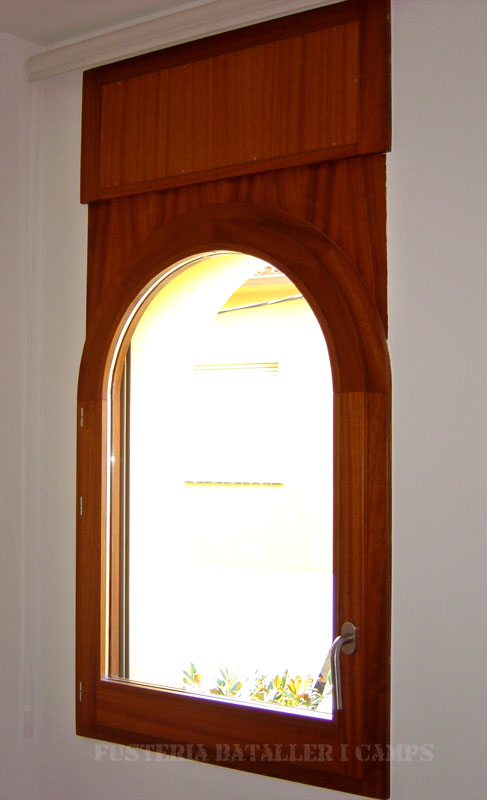 Finestra punt rodo amb persiana fusta Iroko 2