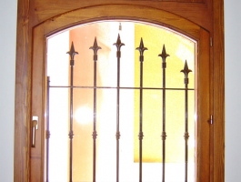 Finestra amb persiana de fusta de pi amb color Interior