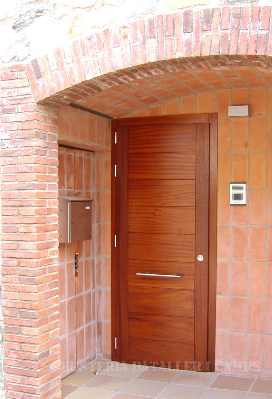 Porta exterior amb plafons Iroko