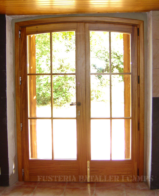 Porta exterior amb porticons i vidriera Iroko vista interior