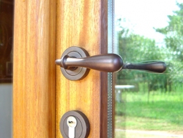 Porta exterior amb porticons i vidriera Iroko detall tirador